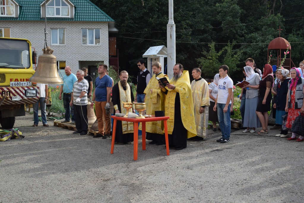 Поднятие новых колоколов на храм Новомучеников и исповедников Российских г. Чебоксары
