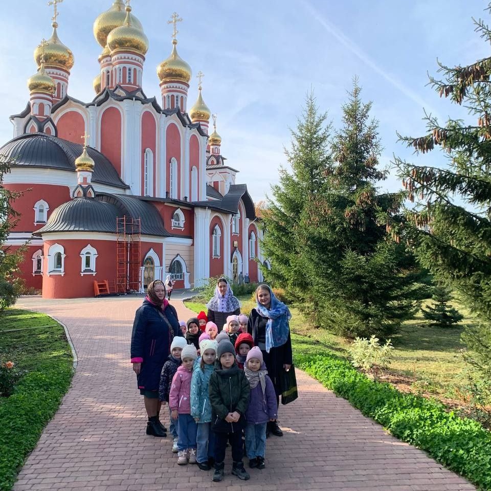 Дети старшей группы детского сада №211 посетили с экскурсией храм Новомучеников и Исповедников Российских