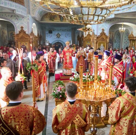 В Светлую среду глава Чувашской митрополии, Высокопреосвященнейший Савватий, митрополит Чебоксарский и Чувашский, совершил Божественную литургию с Пасхальным крестным ходом в Светлую среду